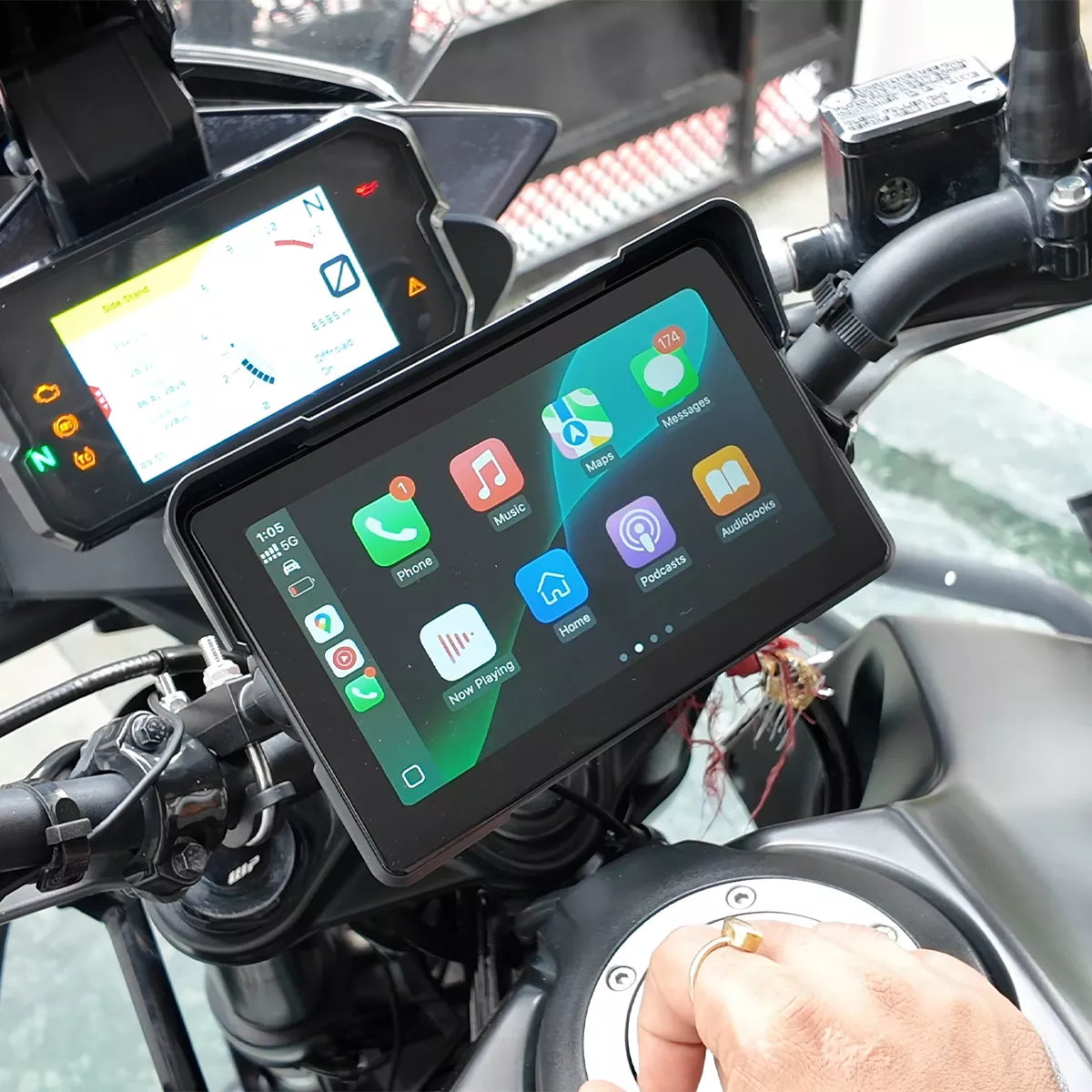 Motor navigatiescherm met CarPlay/Android Auto startmenu en aanraakbediening